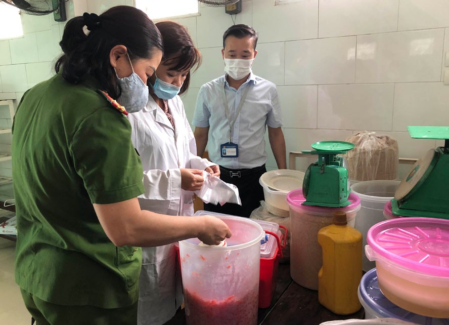Đoàn kiểm tra công tác an toàn thực phẩm Tết Trung thu năm 2020 số 1 của Hà Nội kiểm tra cơ sở tại đường Trường Chinh. Ảnh: Trang Thu