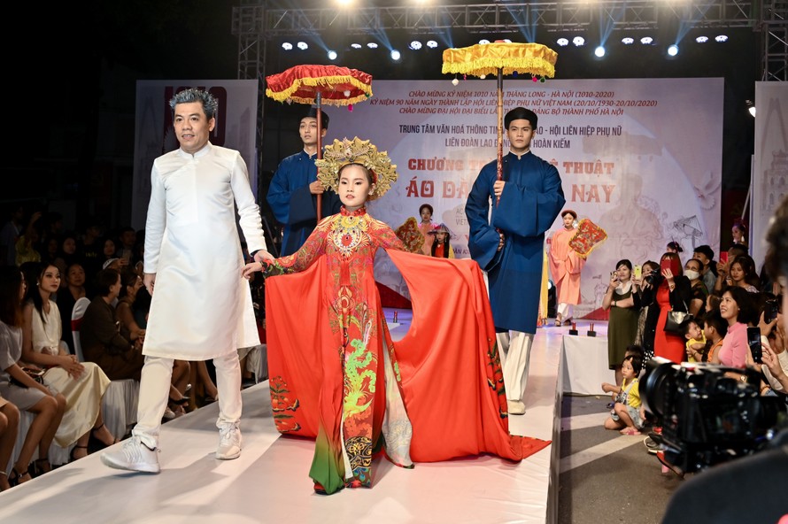 Người mẫu của Học viện Nghệ thuật Việt Nam (Viet Nam Art Academy) trình diễn áo dài tại chương trình.