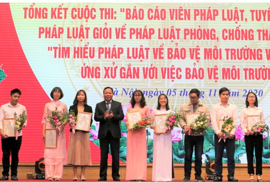 Phó Bí thư Thành ủy Nguyễn Văn Phong trao thưởng cho các tập thể đạt giải Nhất, giải Nhì cuộc thi tìm hiểu pháp luật về bảo vệ môi trường và quy tắc ứng xử gắn với bảo vệ môi trường trên địa bàn Hà Nội.