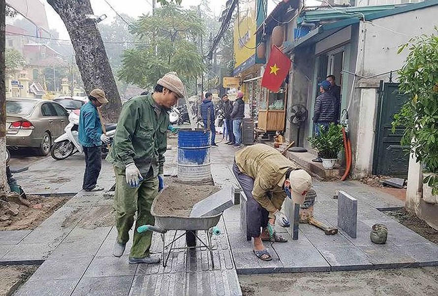 Lát đá vỉa hè trên phố Quang Trung (quận Hai Bà Trưng)