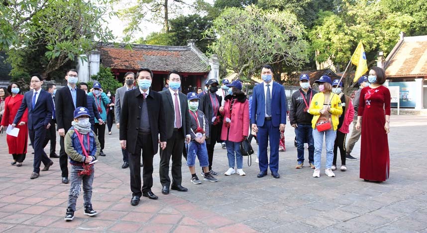 Đoàn khách du lịch đầu tiên đến Hà Nội năm 2021 thăm quan Văn Miếu