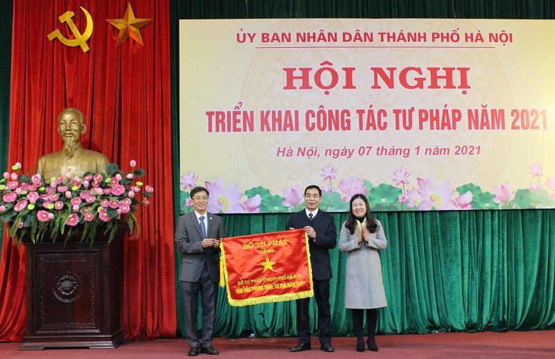 Thứ trưởng Bộ Tư pháp Nguyễn Khánh Ngọc trao tặng Cờ đơn vị dẫn đầu trong phong trào thi đua cho Sở Tư pháp Hà Nội.