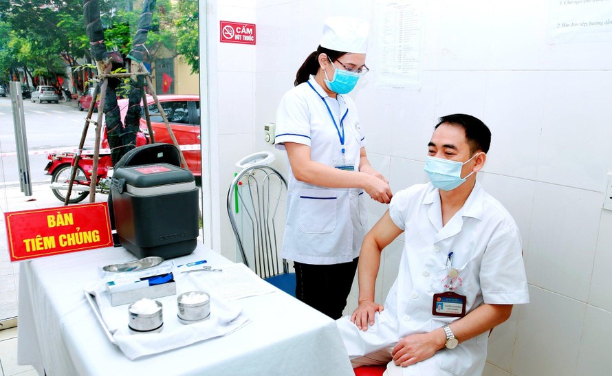Tiêm vắc xin tại Trung tâm y tế thành phố Vĩnh Yên