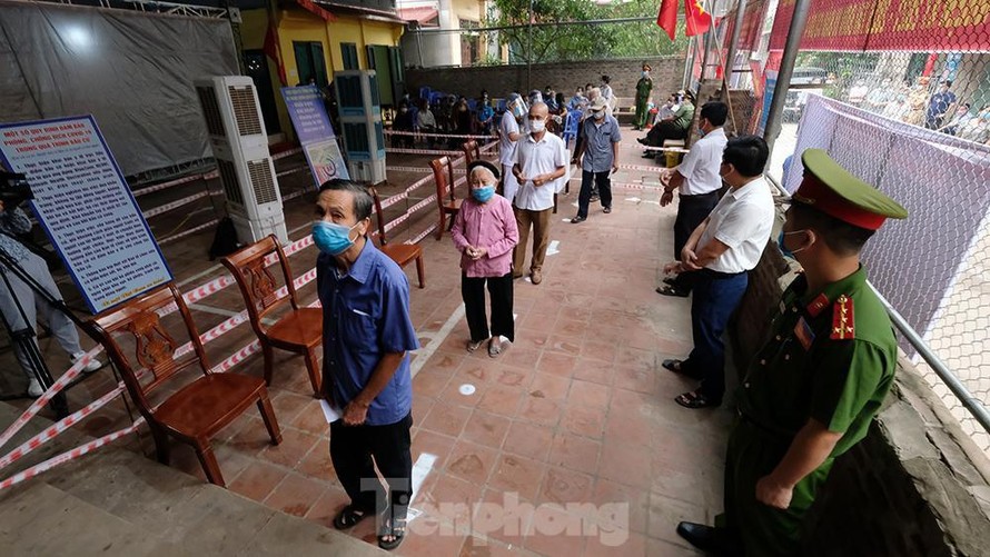 Cử tri đi bầu lại tại xã Tráng Việt. Ảnh: Hoàng Mạnh Thắng