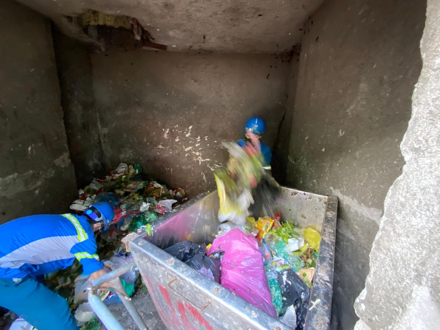 Các công nhân vệ sinh môi trường quận Nam Từ Liêm hiện đang chật vật với cuộc sống vì bị nợ lương