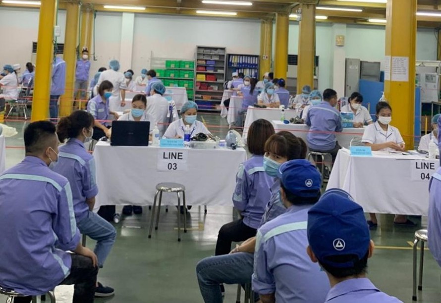 Tiêm vắc xin cho công nhân tại KCN Quang Minh (huyện Mê Linh)