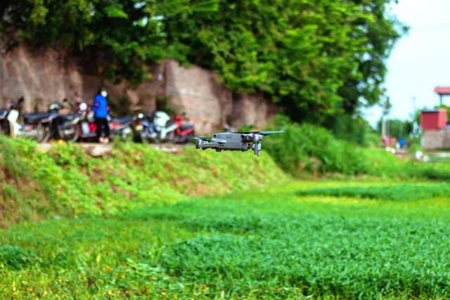 Flycam lần đầu được sử dụng giám sát khu vực cách ly tại Mê Linh
