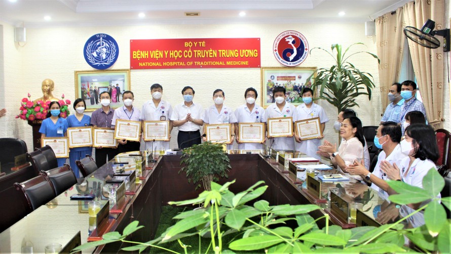 Bí thư Quận ủy Hai Bà Trưng Nguyễn Văn Nam trao Giấy khen tặng 1 tập thể và 10 cá nhân của Bệnh viện Y học cổ truyền trung ương.