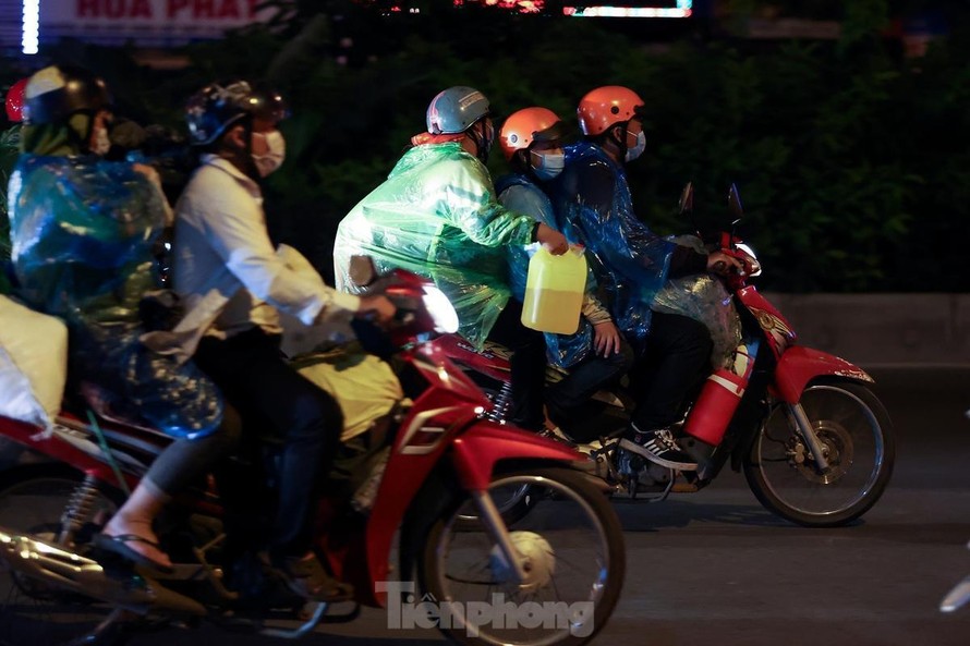 Nhiều người dân tự đi xe máy từ các vùng dịch về quê. Ảnh Hoàng Mạnh Thắng