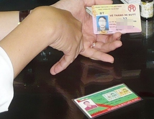 Vé truyền thống trên tuyến buýt BRT Hà Nội sẽ được đề xuất thay thế bằng thẻ vé điện tử. Ảnh: Anh Trọng