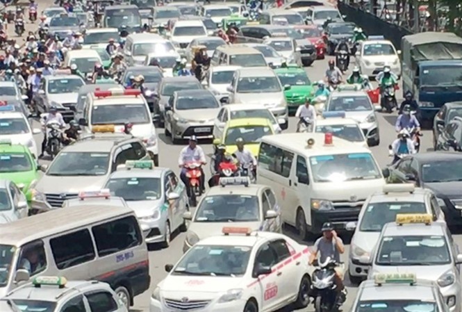 CSGT nói gì khi taxi “lập bến” trước cửa bệnh viện Bạch Mai?