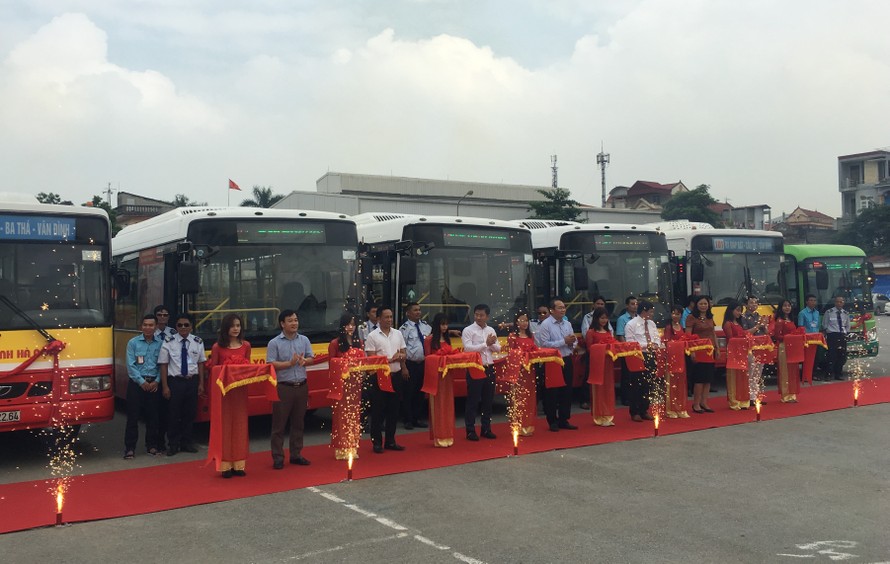 Với việc khai trương thêm 5 tuyến buýt mới, từ hôm nay Hà Nội đã hết “vùng trắng” xe buýt có trợ giá của thành phố. Ảnh: T.Đảng