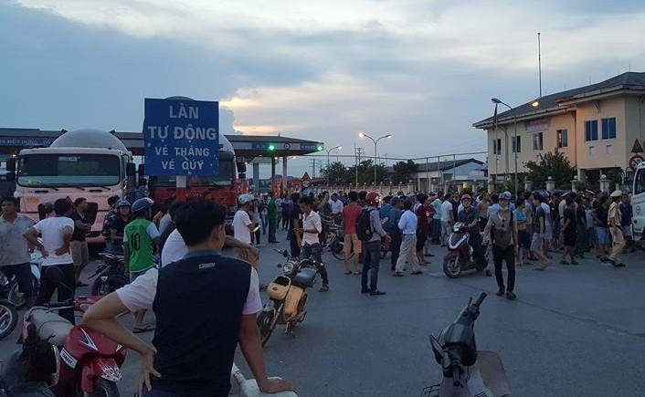 Trạm thu phí số 1 (Văn Lâm) bị tê liệt khi tài xế dùng tiền lẻ thanh toán và người dân tập trung đông. Ảnh: Nguyễn Sơn Hải