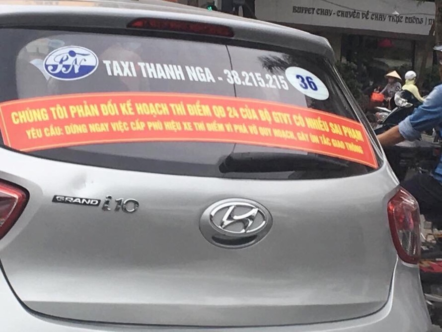 Hà Nội yêu cầu taxi bỏ khẩu hiệu phản đối Uber, Grab