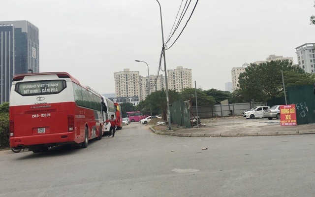 Xe khách liên tỉnh mang thương hiệu Kumho Việt Thanh đỗ tràn lan trên đường trong các khu dân cư sau tòa nhà Keangnam
