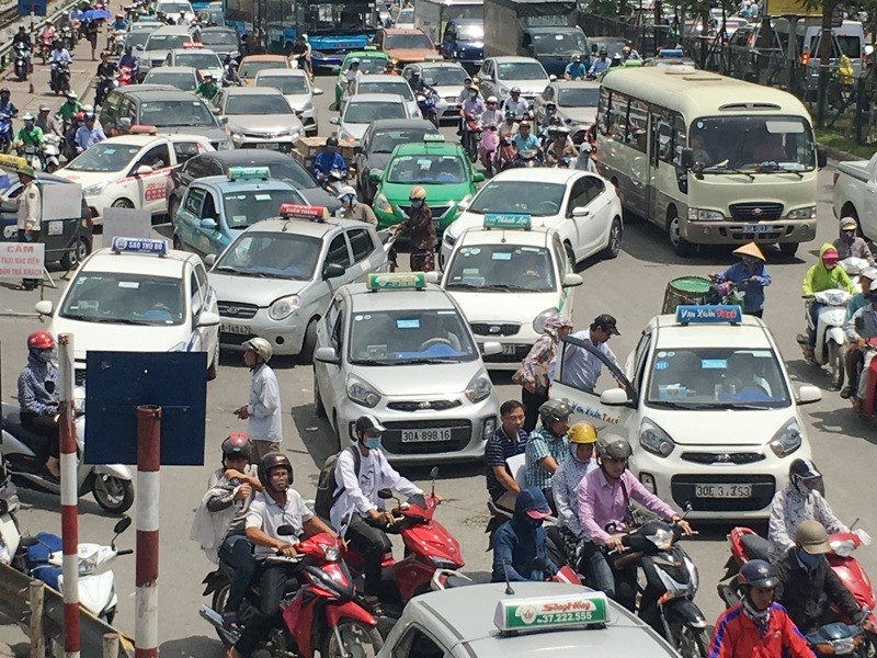 Taxi dàn hàng bắt khách trước cổng BV Bạch Mai