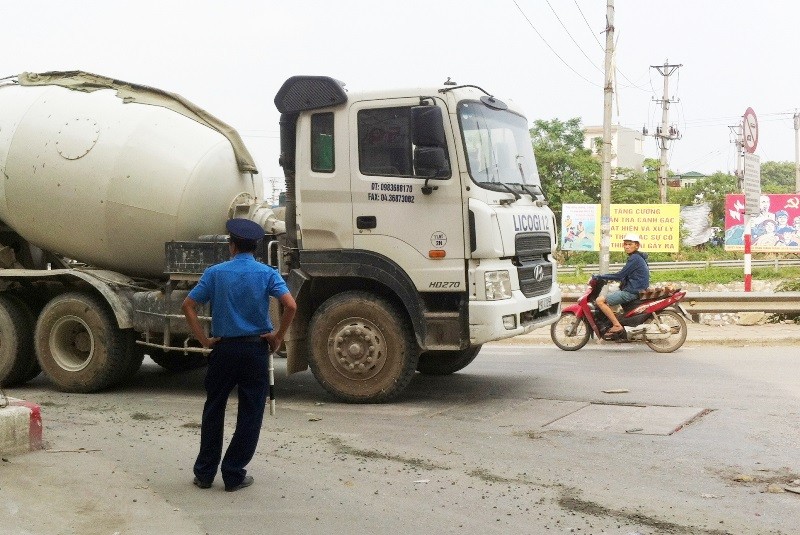 Chủ tịch Hà Nội giao Công an phải làm rõ các nội dung trong đơn tố cáo Chánh Thanh tra Sở GTVT và một số thuộc cấp "bảo kê" xe quá tải.
