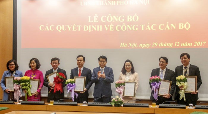 Tại buổi lễ sáng 29/12, Chủ tịch UBND thành phố Hà Nội Nguyễn Đức Chung đã trao trao quyết định và tặng hoa cho các cán bộ nghỉ hưu và được bổ nhiệm mới.
