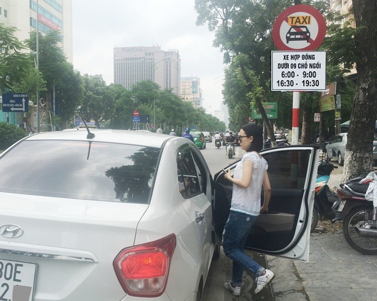 Trên các tuyến phố cấm taxi Hà Nội từ nay có thêm biển cấm xe hợp đồng dưới 9 chỗ