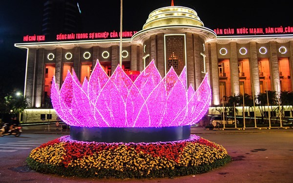Hà Nội trang trí đèn LED nghệ thuật đón Tết