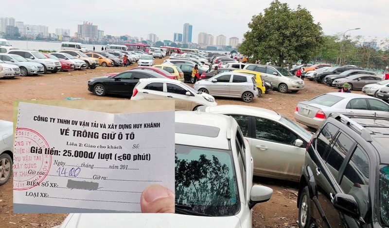 Tuy đã hạ xuống 25.000 đồng/lượt ô tô dưới 9 chỗ sau khi bị xử phạt, nhưng cuối tuần qua nhân viên bãi xe Cty Huy Khánh đã sử dụng vé tự in thế này để đưa cho khách.