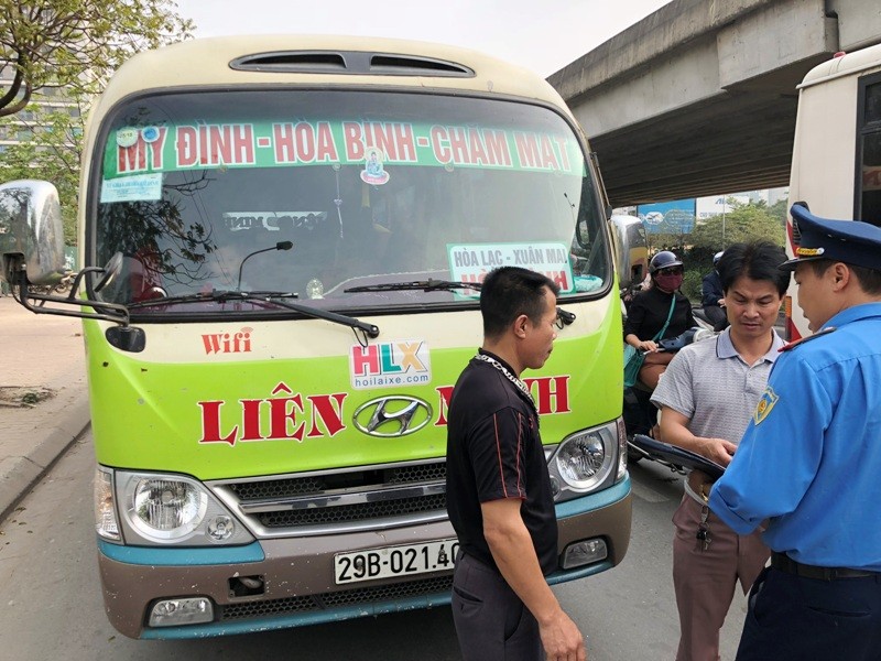 Tài xế xe khách 29B-02140 được TTGT phát hiện vi phạm và dừng xe trên đường Phạm Hùng sáng 28/3. Ảnh: T.Đảng