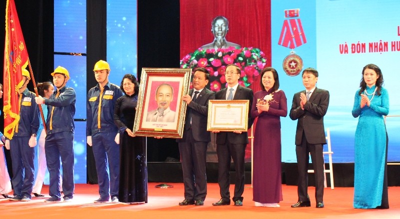 Phó Chủ tịch nước Đặng Thị Ngọc Thịnh trao quyết định tặng thưởng Huân chương Lao động hạng Nhất cho Công tyThoát nước Hà Nội sáng 28/3.
