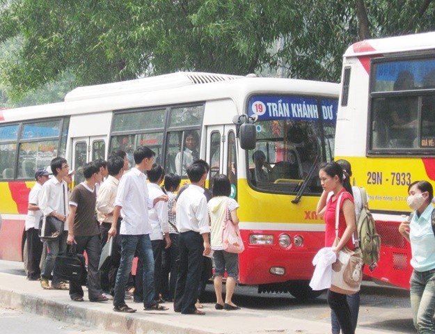  Để phát triển buýt, Transerco cho rằng hành khách dưới 18 tuổi cần được hưởng ưu tiên vé tháng.