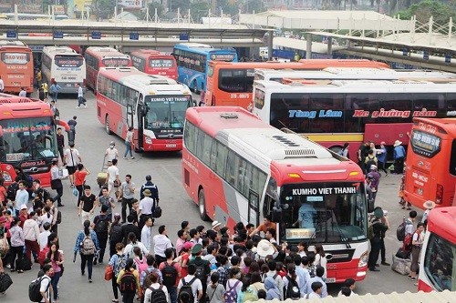 Hành khách bắt xe tại các bến xe Hà Nội