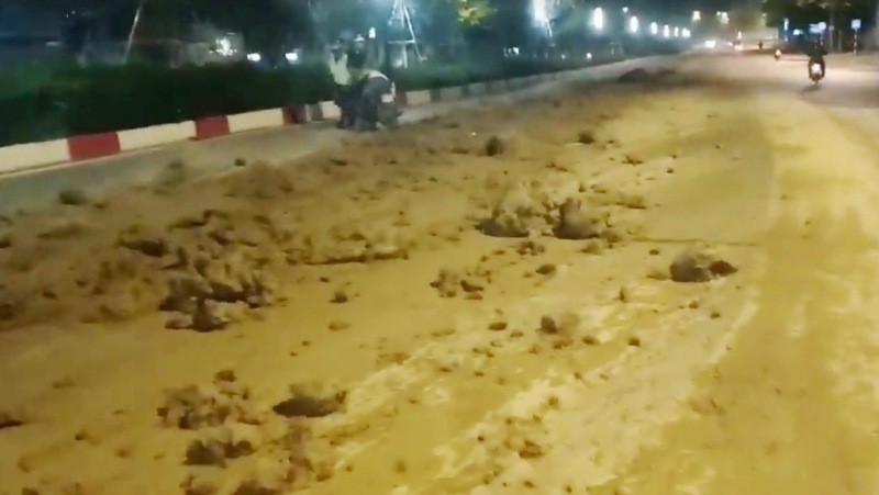 Bùn đất ngổn ngang ở đường Nguyễn Chí Thanh và dài cả kilômét. Ảnh cắt từ clip
