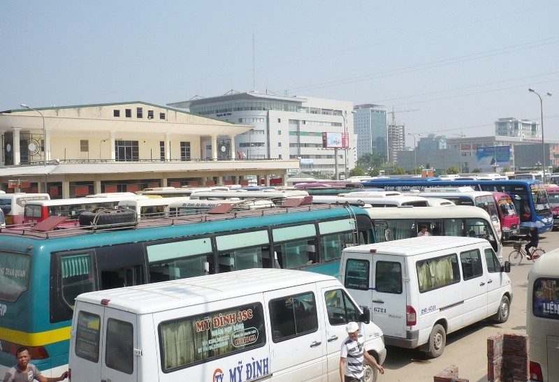 Hà Nội đang có hơn 1.900 ô tô chở khách, chở hàng hết niên hạn sử dụng. Ảnh: T.Đảng