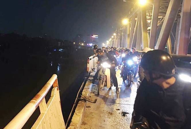 Hiện trường vụ tai nạn ô tô Mercedes húc đổ lan can cầu Chương Dương, lao xuống sông Hồng tối 3/11 