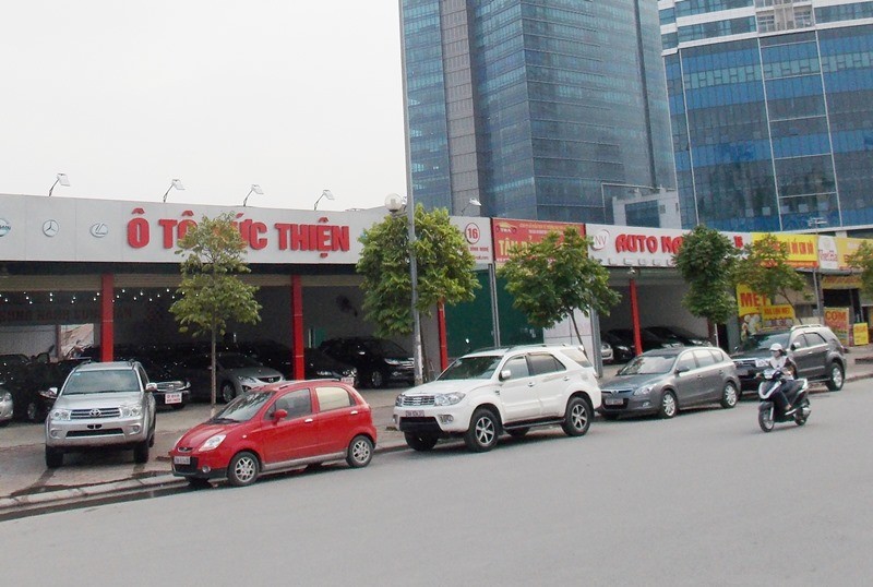 Các gara kinh doanh ô tô tạm bợ tại khu Nam Trung Yên nằm ngay dưới chân tòa nhà Keangnam.