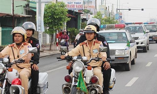 Lực lượng CSGT ra quân đảm bảo trật tự giao thông trên đường