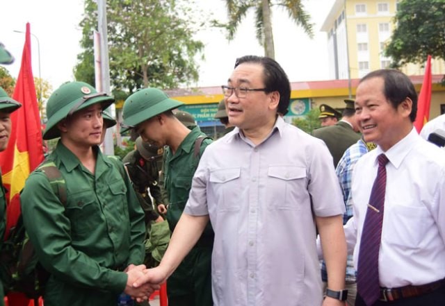 Bí thư Thành ủy Hà Nội Hoàng Trung Hải bắt tay động viên các tân binh lên đường nhập ngũ sáng nay. 