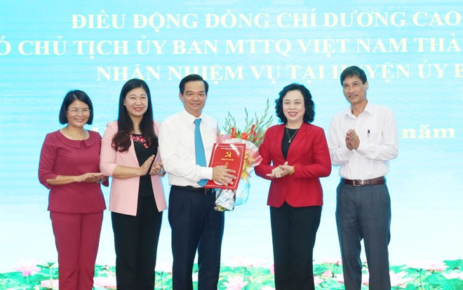  Ông Dương Cao Thanh (người đeo cà vạt) nhận hoa chúc mừng của đại diện Thành ủy Hà Nội