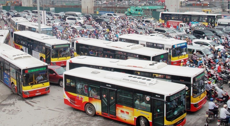 Theo các chuyên gia, xe buýt Hà Nội đang bị thất thế trong việc cạnh tranh và bị bủa vây bởi xe cá nhân khi lưu thông trên đường. Ảnh: A.Trọng