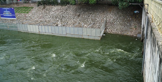 Nước Hồ Tây lại được xả vào sông Tô Lịch lần thứ 3 trong vòng khoảng 1 tháng.