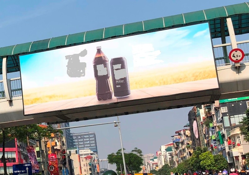 Hàng loạt biển quảng cáo cầu vượt hết phép tại Hà Nội