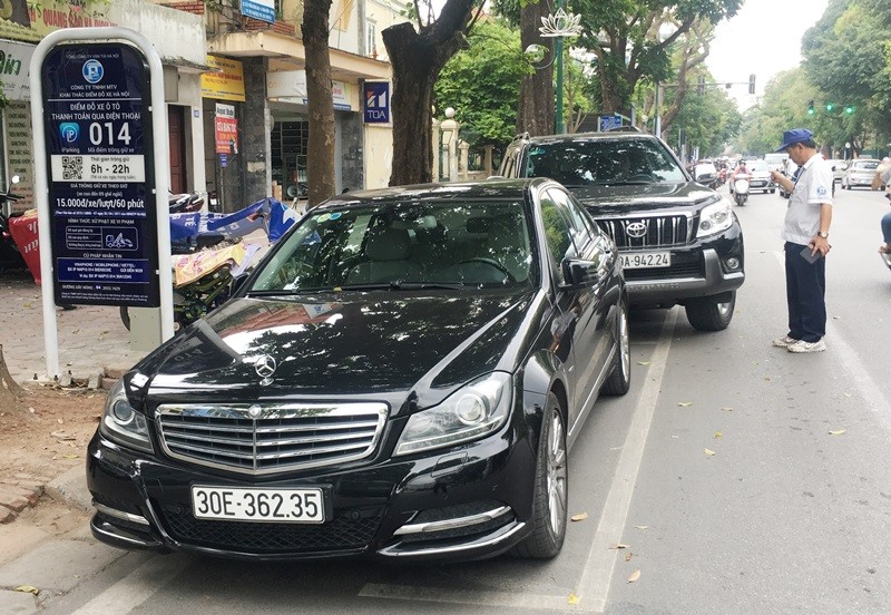 Trông xe theo hình thức iParking trên tuyến phố Trần Hưng Đạo. Ảnh: Anh Trọng