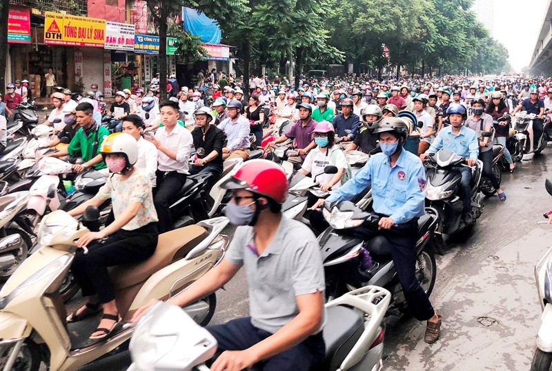 Hà Nội hiện đang có trên 5 triêu xe máy đang lưu thông trên đường. Ảnh: Anh Trọng