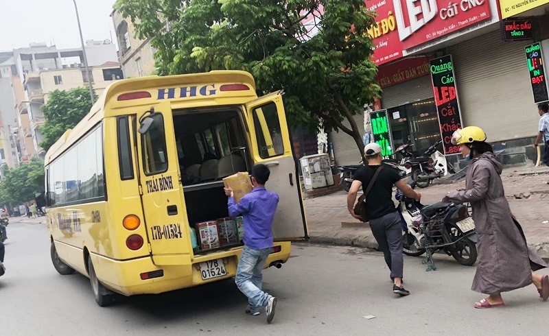 Xe của nhà xe Hoàng Hà chạy tuyến Thái Bình, một trong những nhà xe thường xuyên dừng bắt khách trên đường Nguyễn Trãi-Nguyễn Xiển