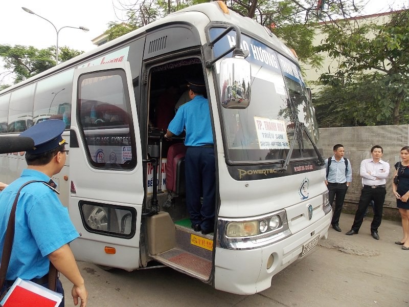 Thanh tra giao thông Hà Nội kiểm tra thiết bị GPS của nhiều xe khách tại các bến xe Hà Nội. Ảnh: T.Đảng