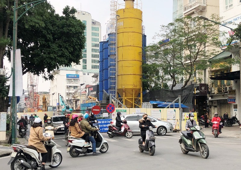 Công trường đường sắt Nhổn-ga Hà Nội chiếm gần hết 2 làn đường Trần Hưng Đạo, ùn tắc thường xảy ra vào giờ cao điểm. Ảnh: A.Trọng