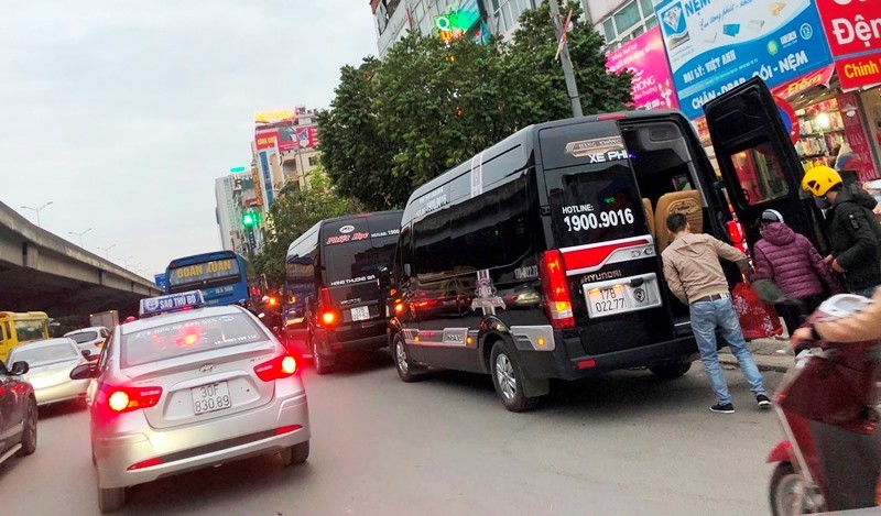 Xe của hãng vận tải Phiệt Học và Đoàn Xuân xếp hàng dài bắt khách tại nút giao Nguyễn Xiển-Nguyễn Trãi trong mấy ngày qua.