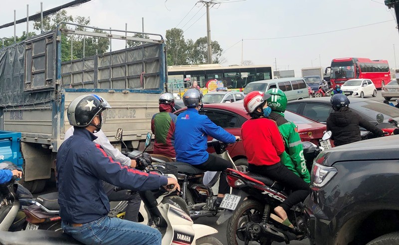 Ùn tắc nhiều giờ nút giao đường 70, đường BT Nguyễn Xiển - Xa La