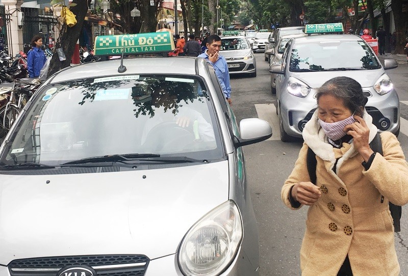 Nhiều taxi vẫn 'chống lệnh' hạ cửa kính khi chạy trên đường