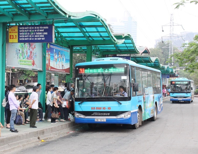 Sáng 4/2 Transerco huy động 20 xe buýt đưa hơn 200 người dân hết hạn cách ly 14 ngày về các địa phương. Ảnh: T.Đảng