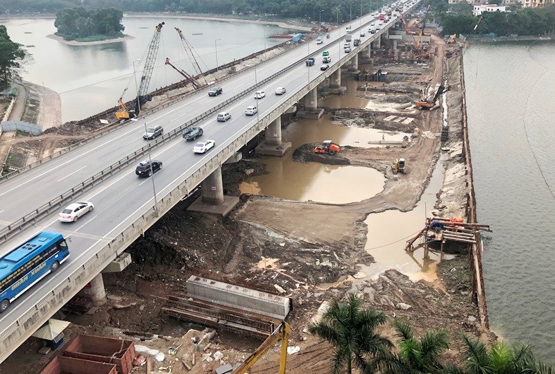 Công trình cầu cạn vượt hồ Linh Đàm một trong các dự án cấp bách tại Hà Nội. Ảnh: T.Đảng