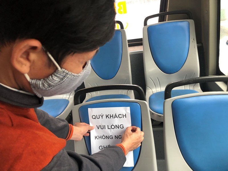 Dán thông báo để hành khách ngồi giãn cách trên xe buýt ngày 23/4